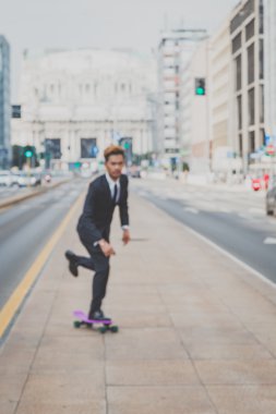 Genç yakışıklı Asya modeli onun kaykay sürme