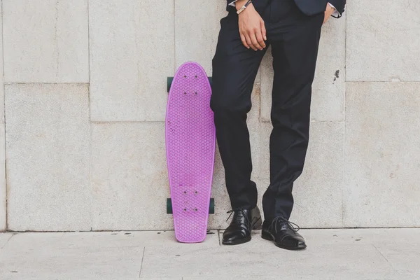 Detail of a model posing with his skateboard — Stock Photo, Image