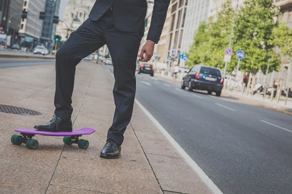 Detail of a model posing with his skateboard — Stock Photo, Image