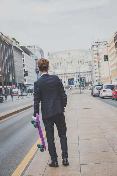 Junge hübsche asiatische Modell zu Fuß mit seinem Skateboard — Stockfoto