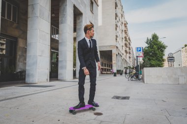 Genç yakışıklı Asya model kaykayıyla poz