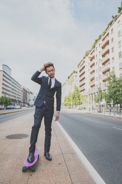 Genç yakışıklı Asya model kaykayıyla poz