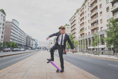 Genç yakışıklı Asya modeli onun kaykay sürme