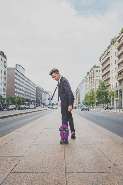 Jovem modelo asiático bonito posando com seu skate — Fotografia de Stock