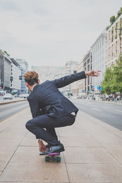 Giovane bel modello asiatico cavalcando il suo skateboard — Foto Stock