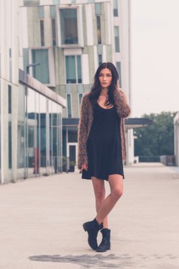 Güzel kız bir kentsel bağlamda poz