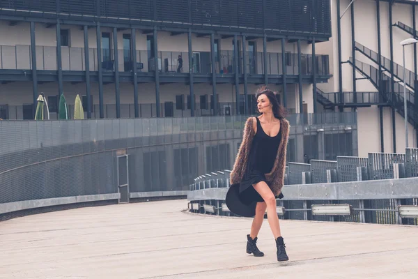 Beautiful girl posing in an urban context — Stock Photo, Image