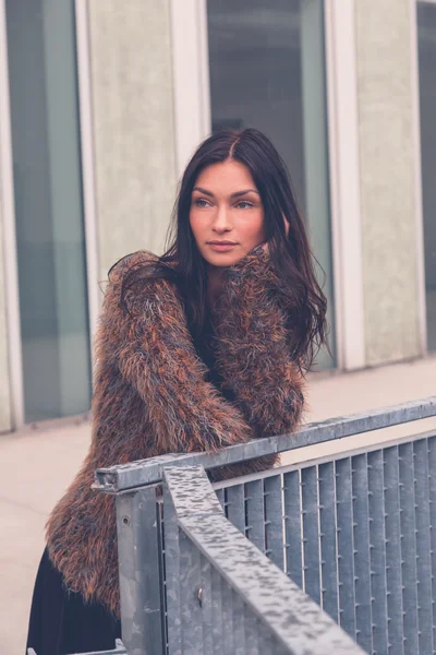 Beautiful girl posing in an urban context — Stock Photo, Image