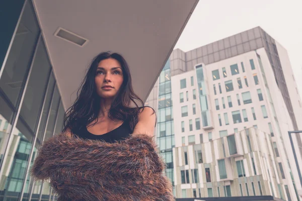 Beautiful girl posing in an urban context — Stock Photo, Image