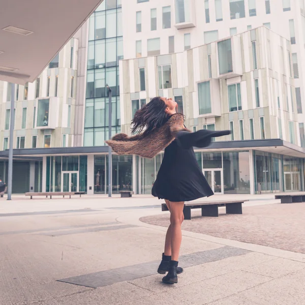 Beautiful girl posing in an urban context — Stock Photo, Image