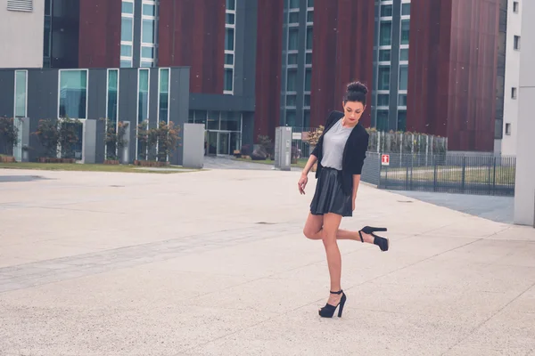 Hermosa chica posando en un contexto urbano —  Fotos de Stock