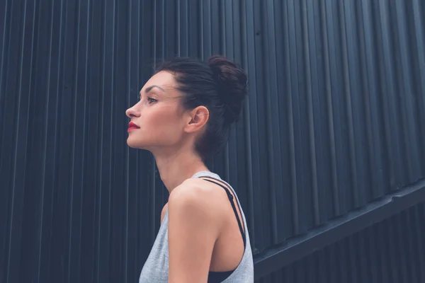 Beautiful girl posing in an urban context — Stock Photo, Image