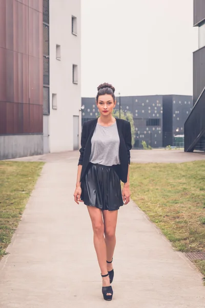 Beautiful girl posing in an urban context — Stock Photo, Image