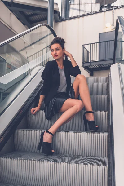 Hermosa chica posando en una escalera mecánica — Foto de Stock