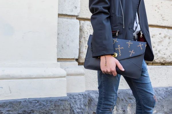 Detail der Tasche vor dem Gebäude der Pucci-Modenschau in Mailand, ital — Stockfoto