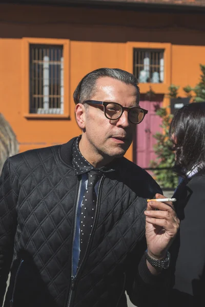 People outside Pucci fashion show building in Milan, Italy — Zdjęcie stockowe