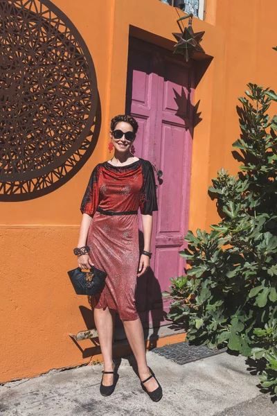 People outside Pucci fashion show building in Milan, Italy — Stock Photo, Image