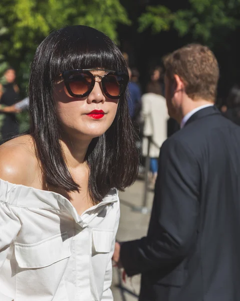 Personnes à l'extérieur du bâtiment du défilé de mode Pucci à Milan, Italie — Photo