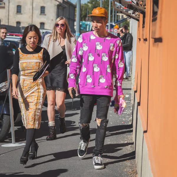 People outside Pucci fashion show building in Milan, Italy — ストック写真