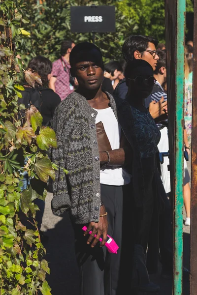 Pessoas fora de Pucci construção de desfile de moda em Milão, Itália — Fotografia de Stock