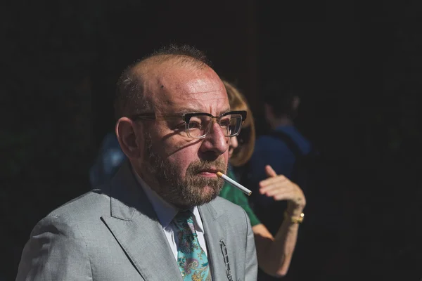 People outside Pucci fashion show building in Milan, Italy — Stock fotografie