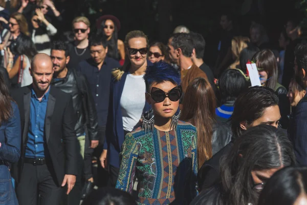 Pessoas fora de Pucci construção de desfile de moda em Milão, Itália — Fotografia de Stock