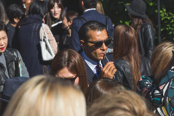 Pessoas fora de Pucci construção de desfile de moda em Milão, Itália — Fotografia de Stock