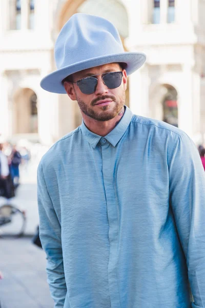 People outside Cristiano Burani fashion show building in Milan, — Zdjęcie stockowe