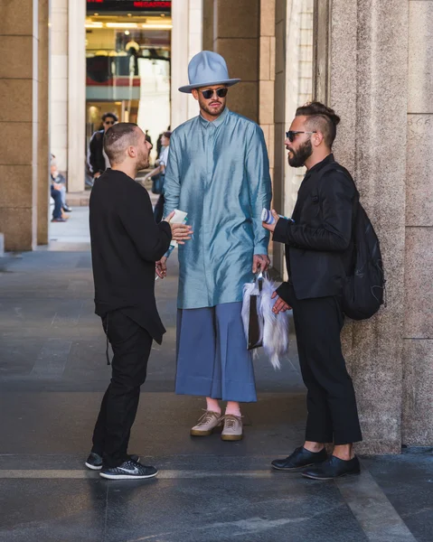 People outside Cristiano Burani fashion show building in Milan, — Stockfoto