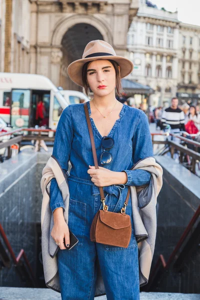 People outside Cristiano Burani fashion show building in Milan, — Stockfoto