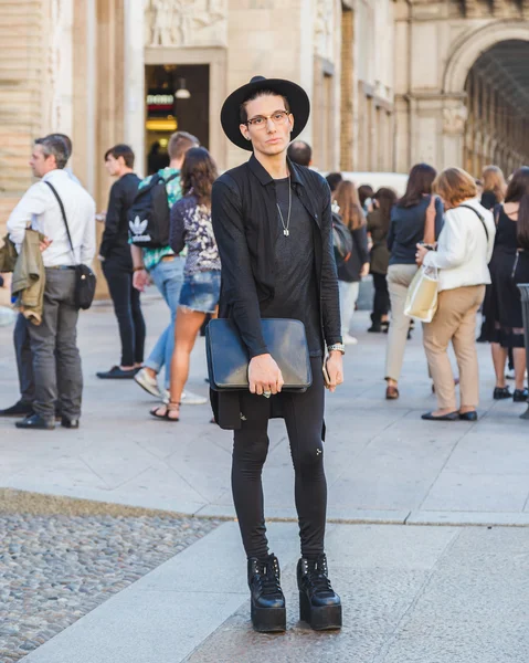 People outside Cristiano Burani fashion show building in Milan, — Stockfoto