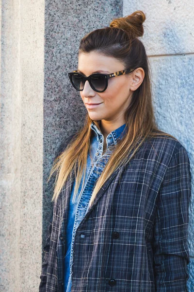 People outside Cristiano Burani fashion show building in Milan, — Zdjęcie stockowe