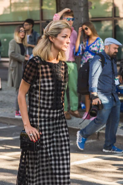 People gather outside Emporio Armani fashion show building in M — Stock Photo, Image