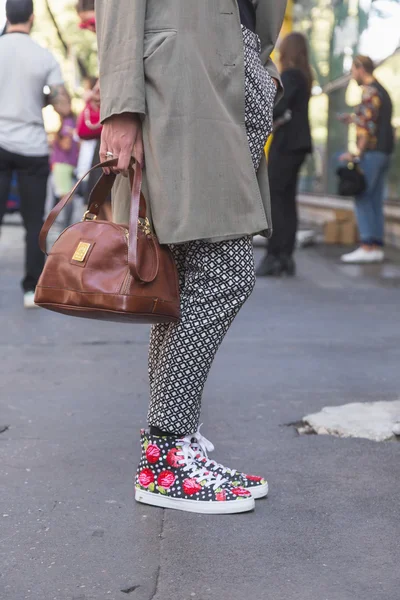 Detail der tasche und schuhe außerhalb emporio armani modenschau buil — Stockfoto