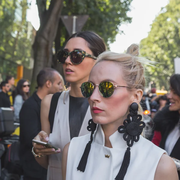 La gente se reúne fuera del edificio del desfile de moda Emporio Armani en M — Foto de Stock