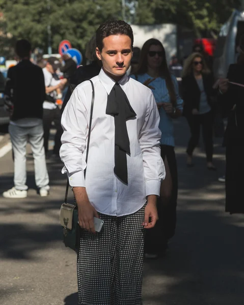 People gather outside Emporio Armani fashion show building in M — Stock Photo, Image