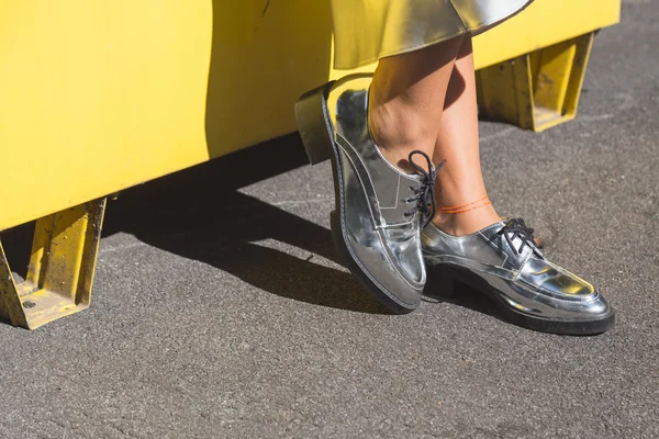 Detalle de zapatos fuera del edificio del desfile de moda Emporio Armani en — Foto de Stock