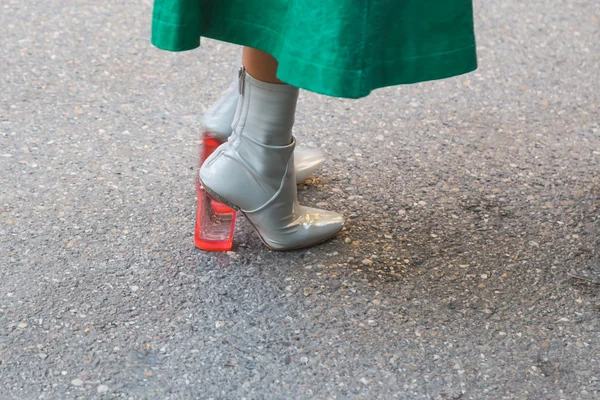 Detalle de zapatos fuera del edificio del desfile de moda Emporio Armani en — Foto de Stock