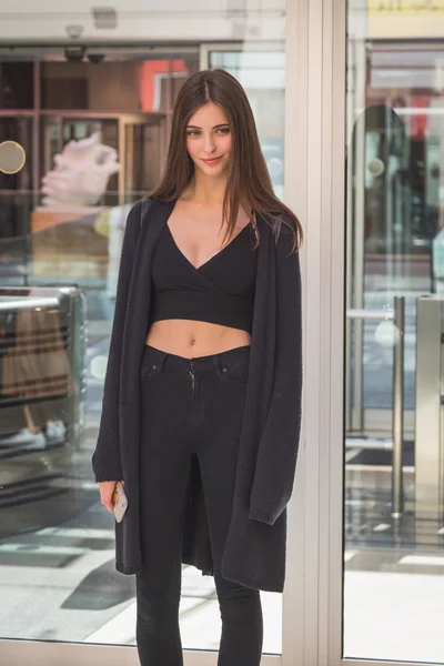 Beautiful model posing outside Emporio Armani fashion show build — Stock Photo, Image