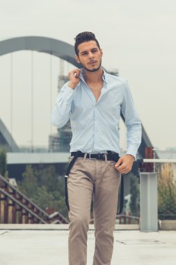 Yakışıklı delikanlı bir kentsel bağlamda poz