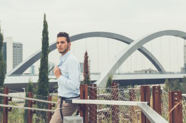 Yakışıklı delikanlı bir kentsel bağlamda poz