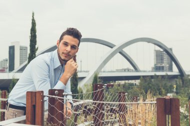 Yakışıklı delikanlı bir kentsel bağlamda poz