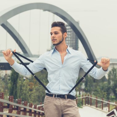 Yakışıklı delikanlı bir kentsel bağlamda poz