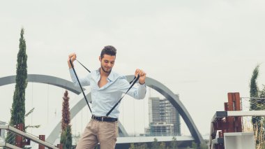 Yakışıklı delikanlı bir kentsel bağlamda poz