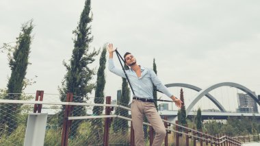 Yakışıklı delikanlı bir kentsel bağlamda poz