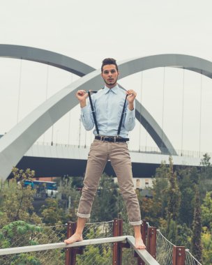 Yakışıklı delikanlı bir kentsel bağlamda poz