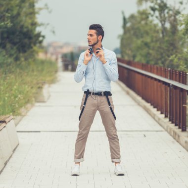 Yakışıklı delikanlı bir kentsel bağlamda poz