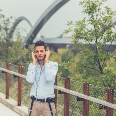 Yakışıklı delikanlı bir kentsel bağlamda müzik dinlemek