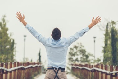 Yakışıklı delikanlı bir kentsel bağlamda poz