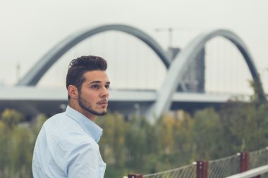 Yakışıklı delikanlı bir kentsel bağlamda poz